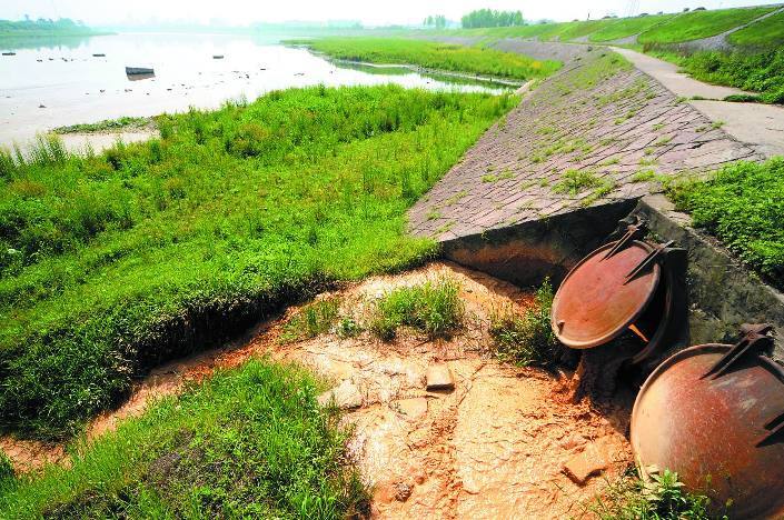 沙場廢水直排入河 沙場廢水直排入河